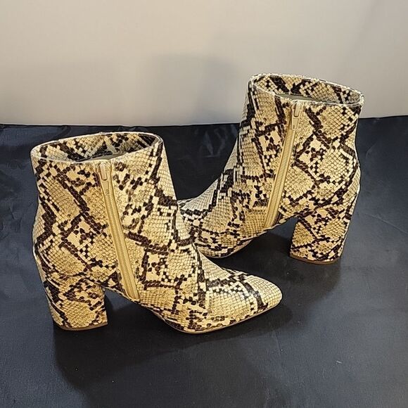 SUGAR SGR-EVVIE ANIMAL PRINT POINTED TOE BLOCK HEEL ANKLE BOOTIE - Picture 4 of 16